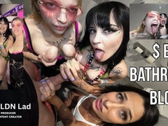 Blasen, Braunhaarige, Flotter vierer, Brille, Tätowierung, Jungendliche (18+), Titten, Toilette