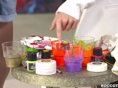 Большие сиськи, Бикини, Блондинки, Брюнетки, Лесбиянка, Лизание, Натуральные сиськи, Игрушки