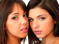 Chambre à dormir, Brunette brune, Doigter, Embrassement, Lesbienne, Léchez, Chatte, Dénudage