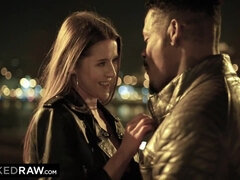 Grosse bite, Sucer une bite, Queue, Faciale, Interracial, Lingerie, Actrice du porno, Chevaucher