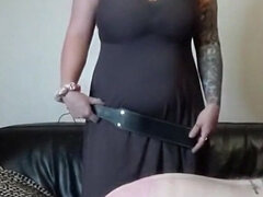 Britannique, Homme nu et filles habillées, Mature, Seins naturels, Punition, Rousse roux, Esclave, Fessée