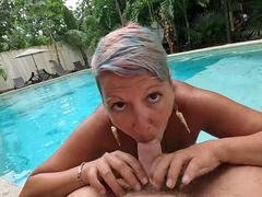 Любители, Минет, Парочка, Сперма во рту, Зрелые, На природе, Бассейн, Короткая стрижка