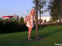 Blond, Pissen, Openbaar, Alleen