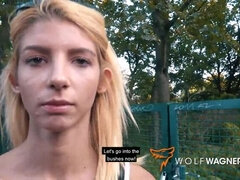 Leie, Blasen, Sperma im mund, Dildo, Im freien, Pov, Öffentlich, Schlucken