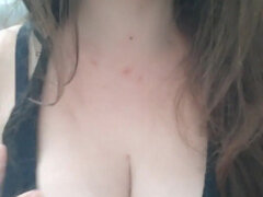 Bruinharig, Alleen, Tieten likken