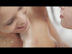 Brunett, Fingering, Naturlig, Orgasm, Uppsvällda bröstvårtor, Dusch, Suger, Tatuering