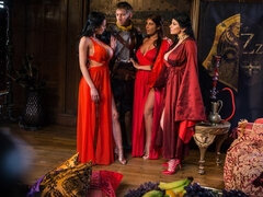 Cul, Gros cul, Gros seins, Sucer une bite, Brunette brune, 2 femmes 1 homme, Branlette thaïlandaise, Plan cul à trois