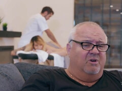 Engañando, Estilo perrito, Masaje, Tetas naturales, Aceite, Perforación, Cabello corto, Esposa