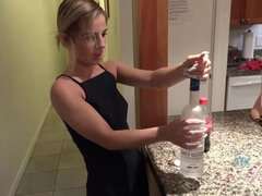 Enthousiasteling, Strand, Badpak, Blond, Buiten, Openbaar, Tatoeage, Tieten likken