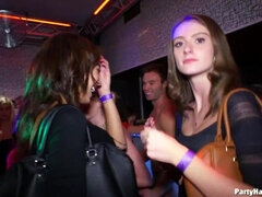 Enthousiasteling, Naakte man aangeklede vrouw, Aangekleed, Orgie, Feest, Roodharige vrouw, Kousen, Swinger