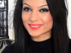 Lovely brunette kitten fingers her vagina on the online camera