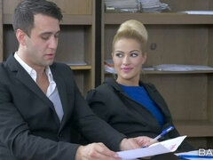 Rumpe, Babe, Blond, Europeisk, Slikking, Kontor, Kort hår, Tattovering