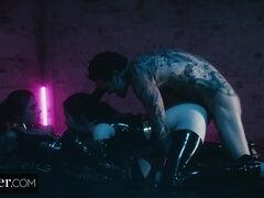 Avsugning, Doggystyle, Ansiktsbehandling, Fetisch, Kkm, Latex, Trekant, Tuttar