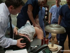 Anal, Brunette brune, Médecin, Bâillonner, Béant, Hard, Gicler, Tatouage