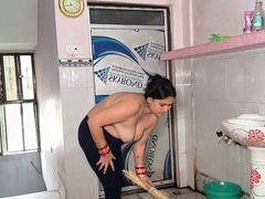 Cul à la bouche, Salle de bains, Gros cul, Bikini, Nue  à poil, Mamelons, Chatte, Toilettes