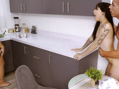 18 χρονον, Πίπα, Μελαχροινή, Σπέρμα στο στόμα της, Ηδ, Κουζίνα, Έφηβος, Τρίο