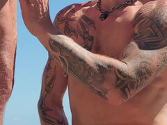 Amatør, Strand, Pik sutte, Britisk, Håndjob, Piercing, Tisse, Offentlig