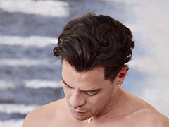 Handsome solo jock jacks off his hard shaved cock to a load of cum