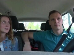 Sucer une bite, Voiture, Tir de sperme, En levrette, Branlette thaïlandaise, Interracial, Public, Nénés