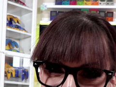 Grosse bite, Gros seins, Sucer une bite, Éjaculer dans la bouche, Jeunes transsexuelles thaïlandaises, Pov, Fumer