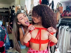 Velika rit, Velik kurac, Fafanje, Doggystyle, Moški z dvema ženskama, Naravne joške, Najstnice, Joške