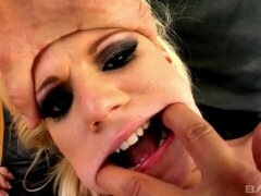 Gros cul, Grosse bite, Blonde, Sucer une bite, En levrette, Seins naturels, Adolescente, Nénés