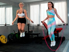 Penetracion con dedos, Gimnasio, Besar, Lesbiana, Masturbación, Coño, Afeitado, Estriptis