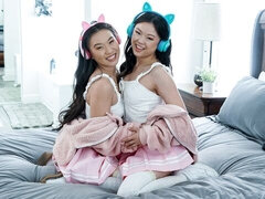 Asiatique, Gros cul, Grosse bite, Sucer une bite, En levrette, Seins naturels, Adolescente, Nénés