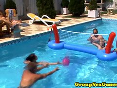 Bikini, Sperma shot, Grupp, Kysser, Piercing, Pool, Offentlig, Hans