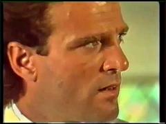 Anális szex, Cumizás, Ondó fröcskölés, Érett feleség, Orgia, Régebbi évjáratú pornó