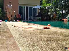 Sucer une bite, Couple, Branlette thaïlandaise, Fête, Piscine, Public, Russe, Thaïlandaise