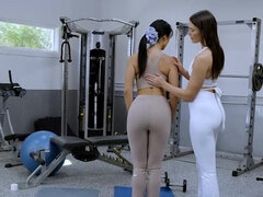 Tetas grandes, Morena, Penetracion con dedos, Besar, Lamidas, Tetas naturales, Tetas, Juguetes