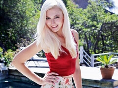 Hatalmas hátsó, Monumentális dákó, Szőke, Cumizás, Kutya póz, Természetes mellek, Tini, Begyek