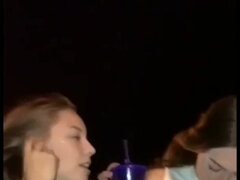 Amatör, Stora tuttar, Hd, Kysser, Lesbisk, Liten och nätt, Offentlig, Tonåring