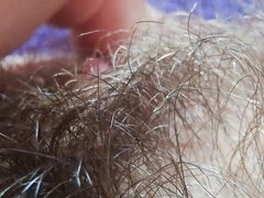 Grosser kitzler, Nahaufnahme, Behaart, Riesig, Pov, Weibliche ejakulation, Vibrator, Nass