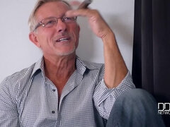 Sealing The Deal: Hot Babe�s Fuckholes Stuffed By Two Studs
