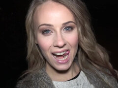 Ξανθιά, Βρετανός, Χύσιμο, Σε στάση σκύλου στα τέσσερα, Ώριμη γυναίκα, Πάρτυ, Δημόσιο, Βυζιά