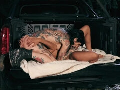 Niogtres, Sort, Give finger, Kysse, Slikning, Naturlige bryster, Udendørs, Piercing