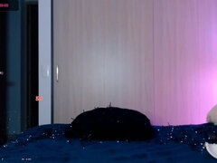 Kotě, Velké kozy, Brunetka, Prsatá, Masturbace, Bradavky, Sólo, Kozičky