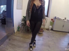 Brunetka, Punkt widzenia, Tatuaż