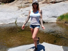 Stor stjärt, Stora tuttar, Handjobb, Slick, Milf, Pov, Strippning, Tatuering