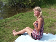 Blondine, Blasen, Verein, Hardcore, Im freien, Rasiert, Jungendliche (18+), Uniform