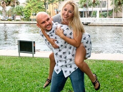 Velké péro, Blondýna, Na pejska, Přírodní prsa, Různé pohledy, Krátké vlasy, Teenka, Kozičky