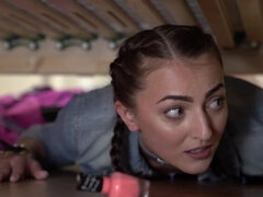 Camera da letto, Schizzo di sborra, Da dietro, Toccando, Capelli corti, Tatuaggi, Terzetto, Tette