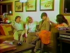 Blonde, Sucer une bite, Brunette brune, Talons, Masturbation, Mère que j'aimerais baiser, Jarretelles, Rétro ancien
