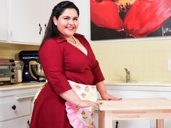 Stor svart kvinne, Stor rumpe, Runke, Kjøkken, Brystvorter, Alene, Strømper, Stripping