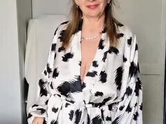 Steaming GILF taunting you with good-sized titties and hangry honeypot