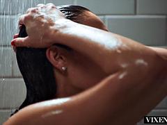 Grosser schwanz, Blasen, Fesselspiele, Braunhaarige, Handjob, Flotter dreier, Titten