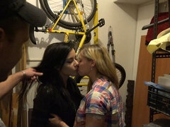 아마추어, 큰 가슴, 도기스타일, 그룹, 핸드잡, 키스, 자연의 가슴, 쓰리섬