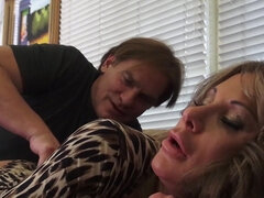 Grosser schwanz, Grosse titten, Blasen, Braunhaarige, Geile alte tussi, Hundestellung, Aufs gesicht abspritzen, Hausfrau